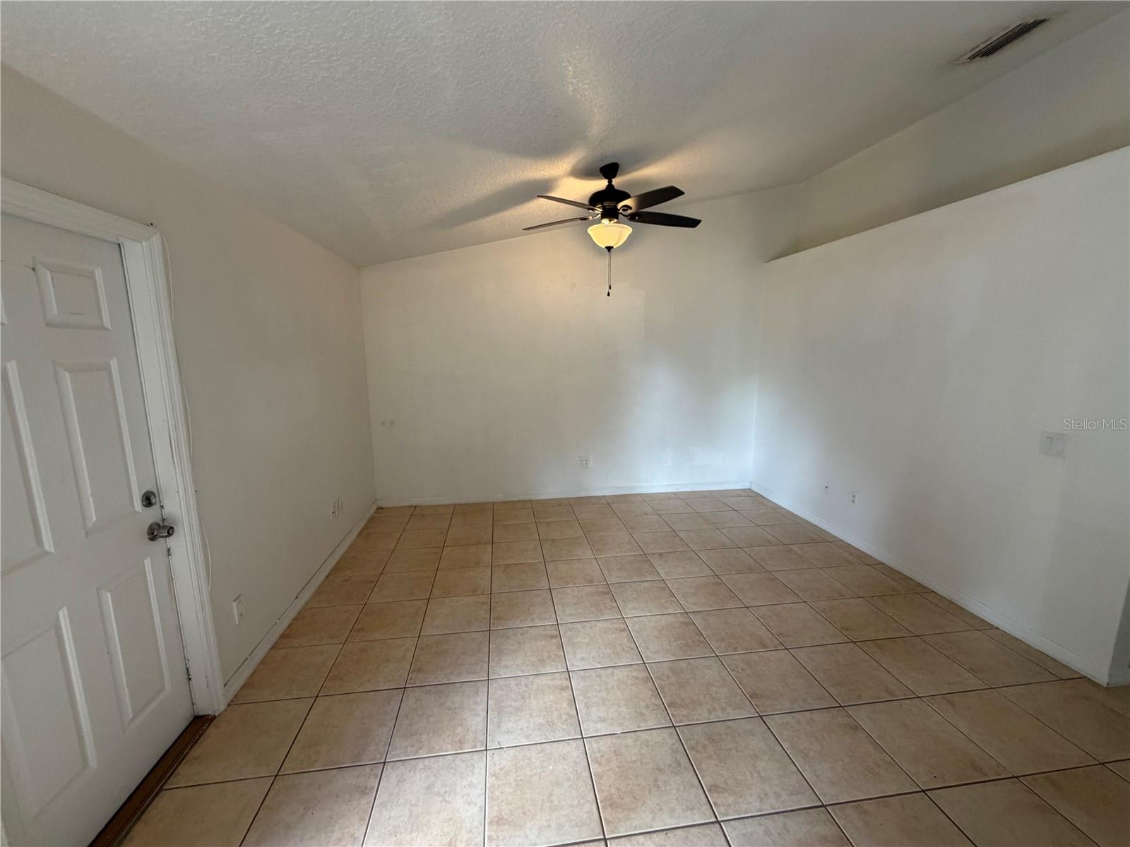 1050 6th St #b Property Photo 2