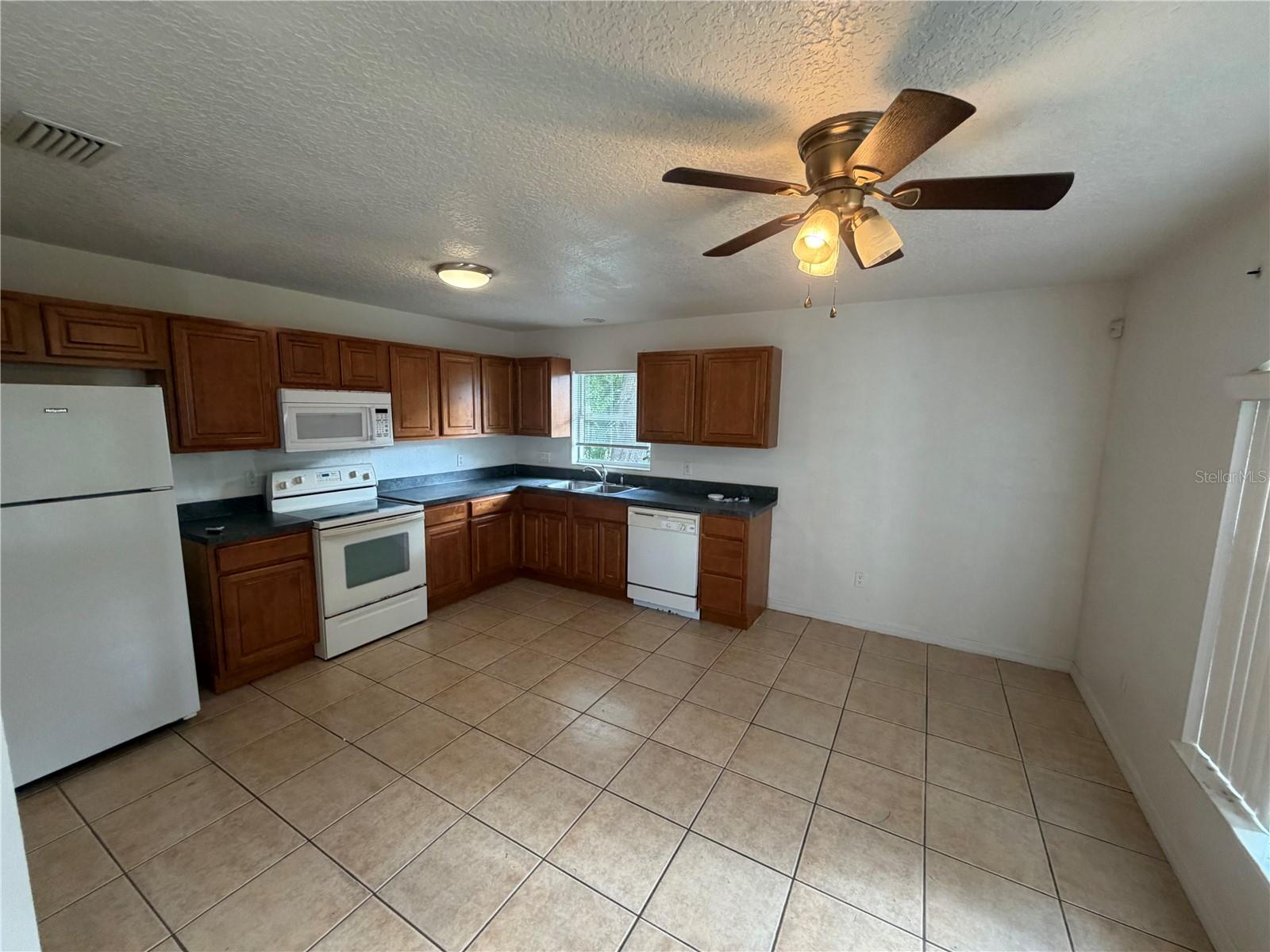 1050 6th St #b Property Photo 4