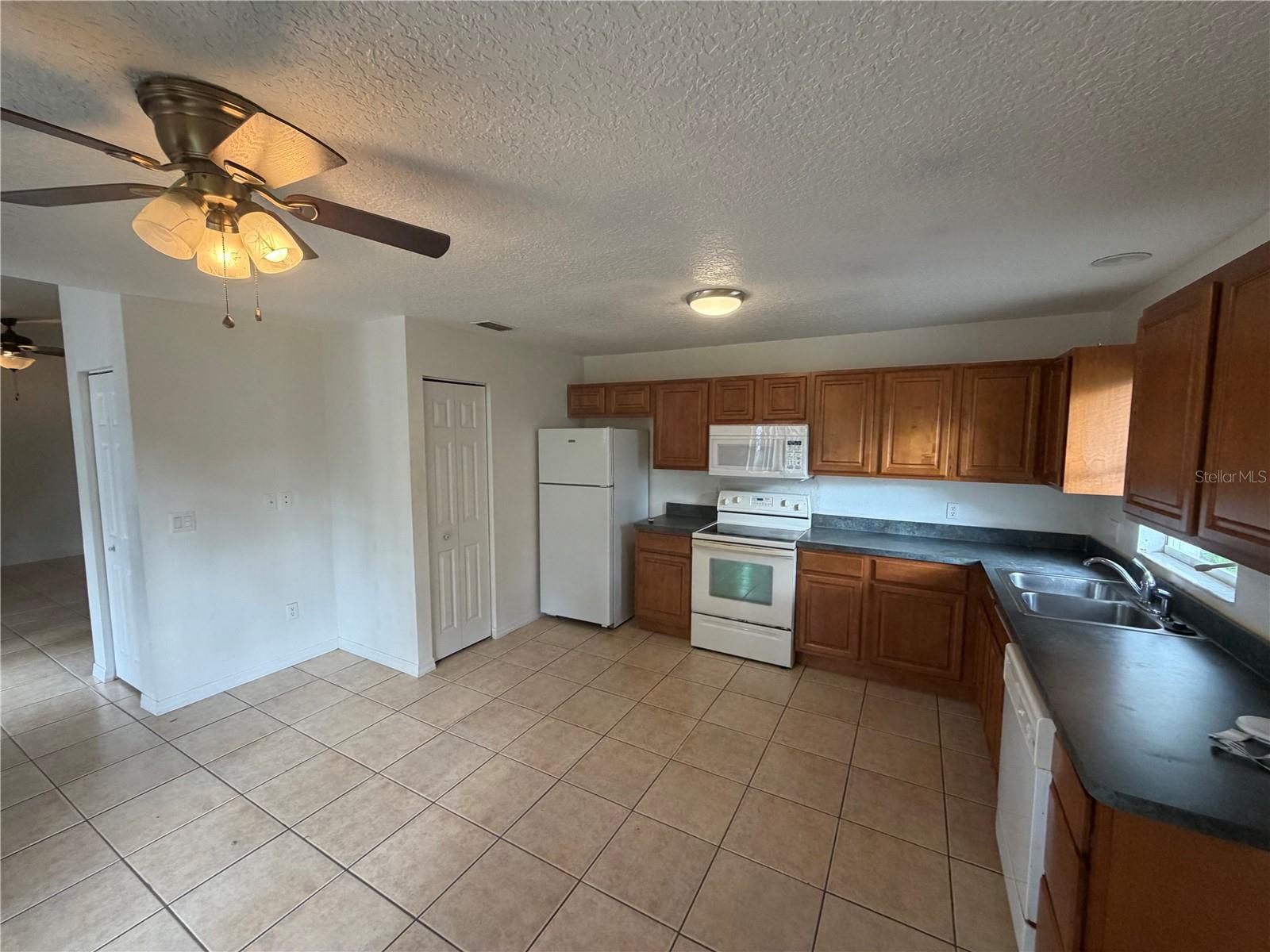 1050 6th St #b Property Photo 5