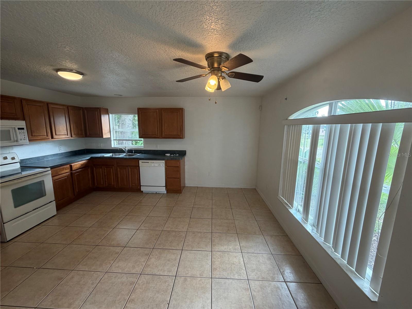1050 6th St #b Property Photo 6