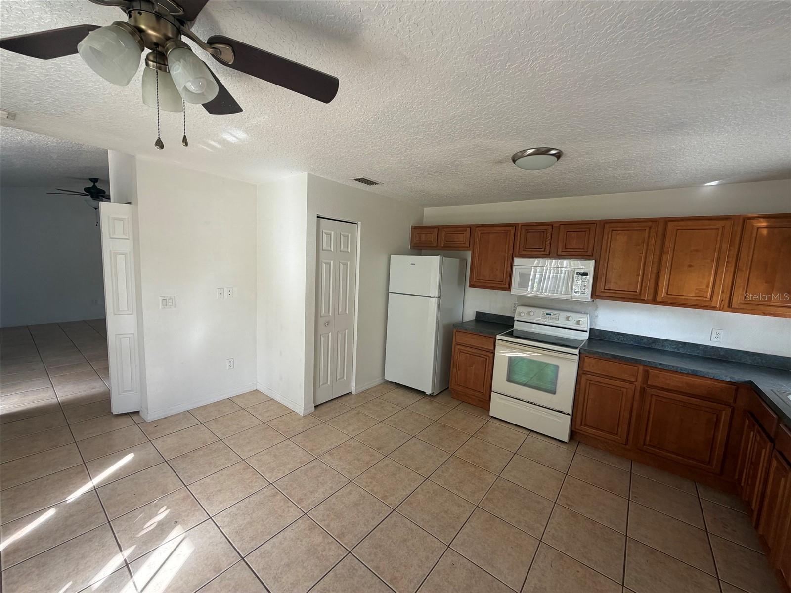 1050 6th St #b Property Photo 7