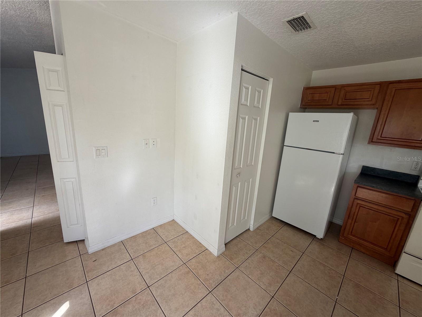 1050 6th St #b Property Photo 8