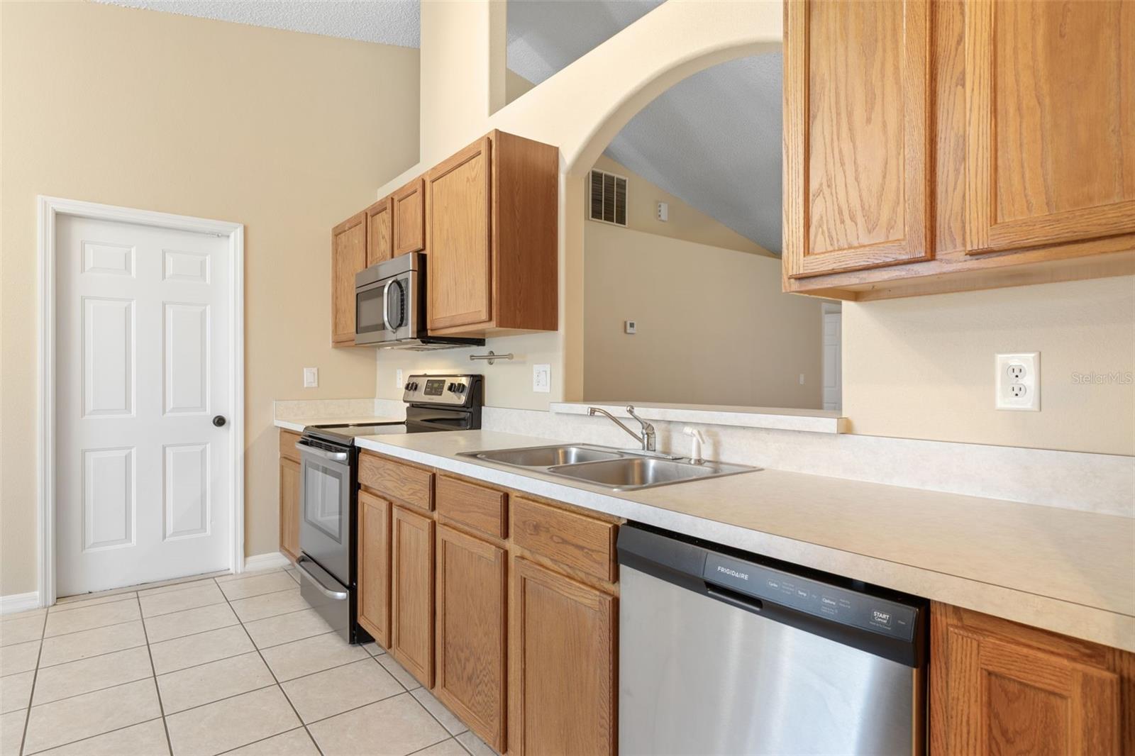 46 Rickenbacker Dr Property Photo 10