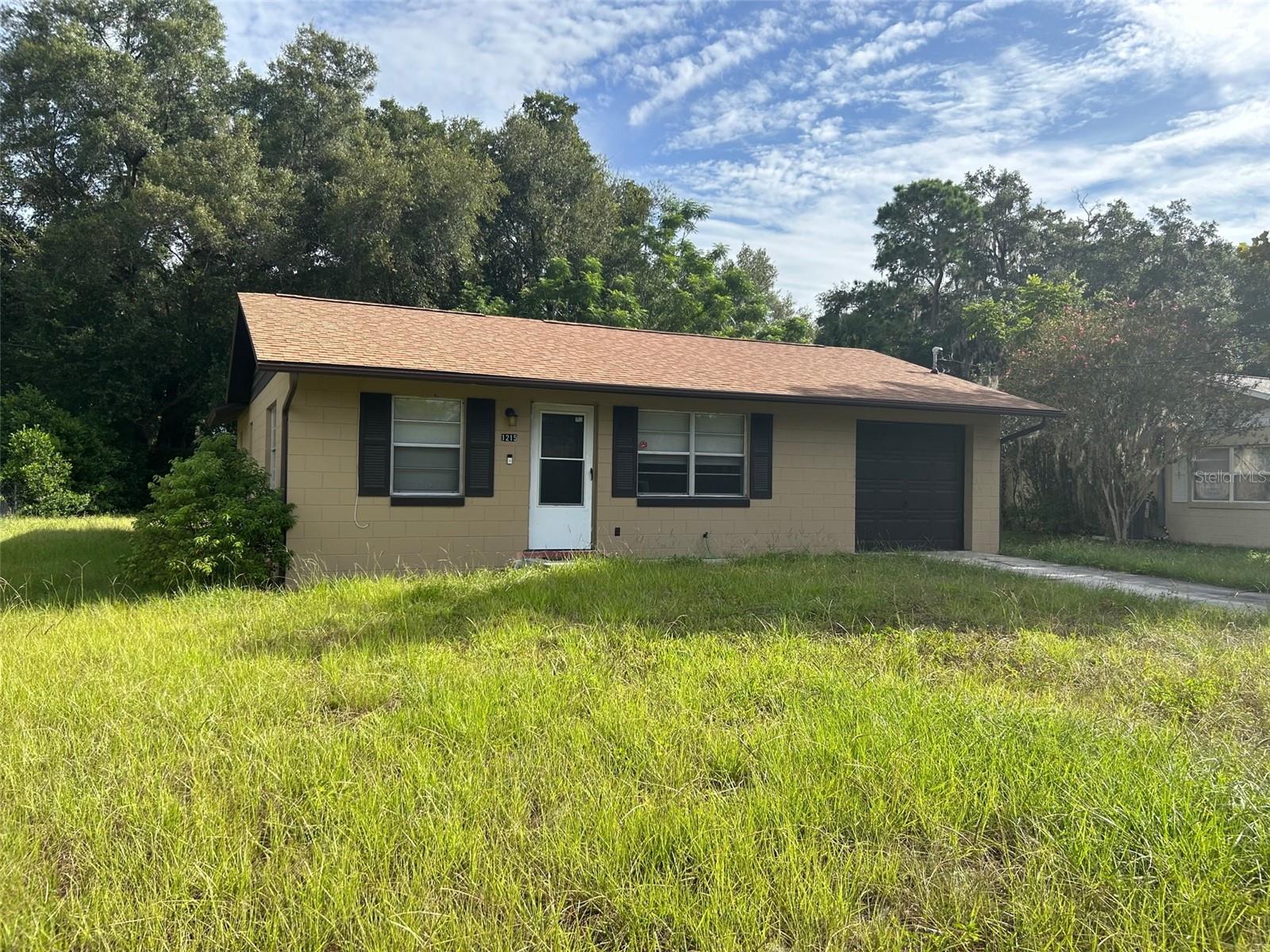 1215 E Hazzard Ave Property Photo 1