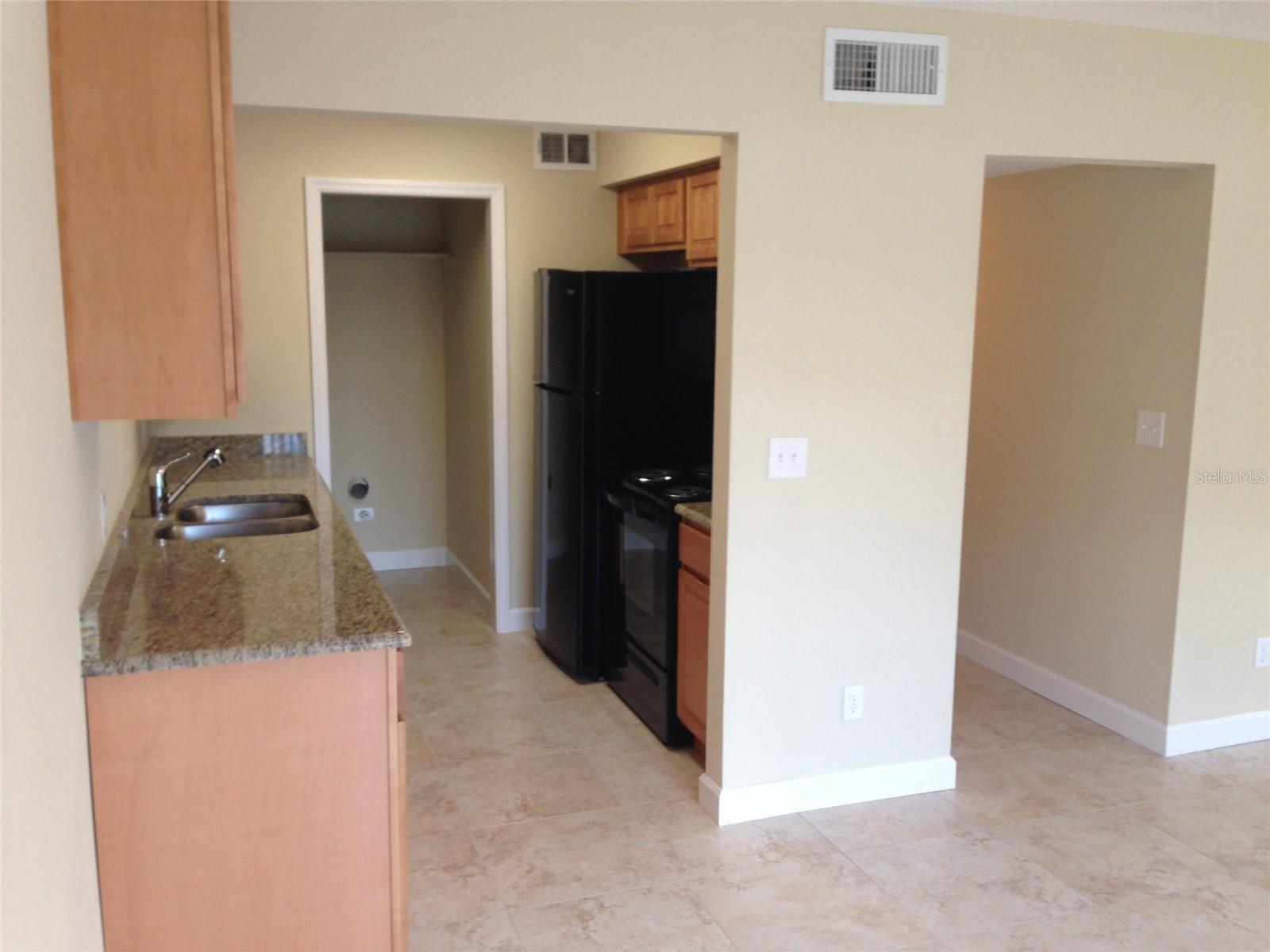 829 E Wildmere Ave Property Photo 3