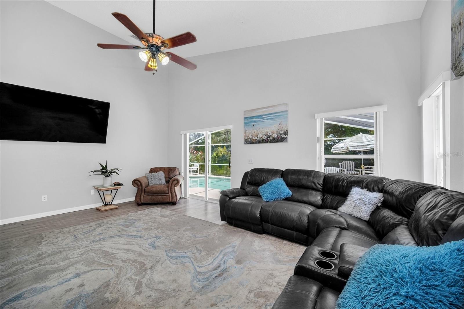 541 Castlemain Cir Property Photo 14