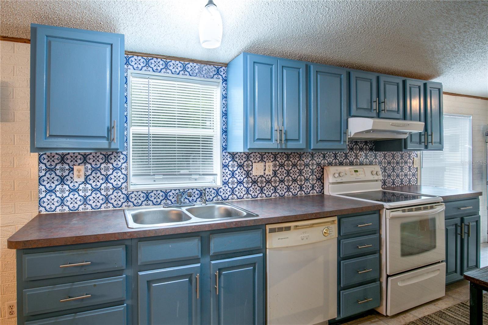10419 Watts Ave Property Photo 3