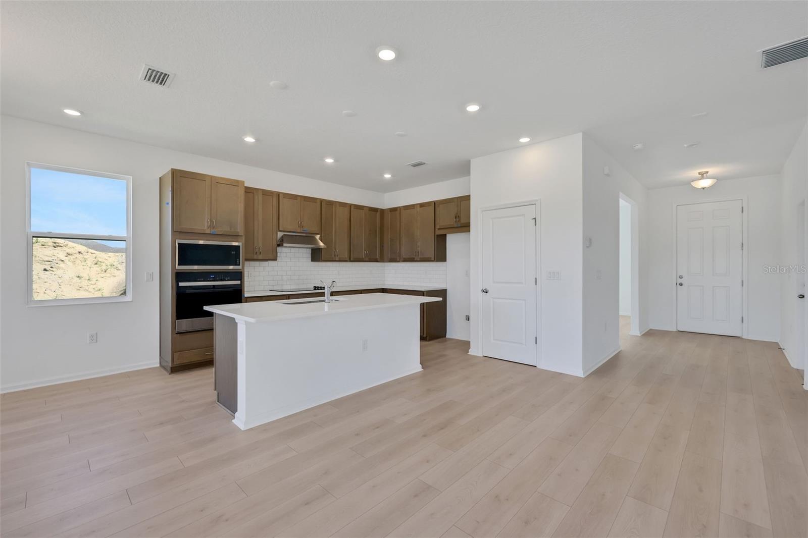 2833 Supermarine Rd Property Photo 10