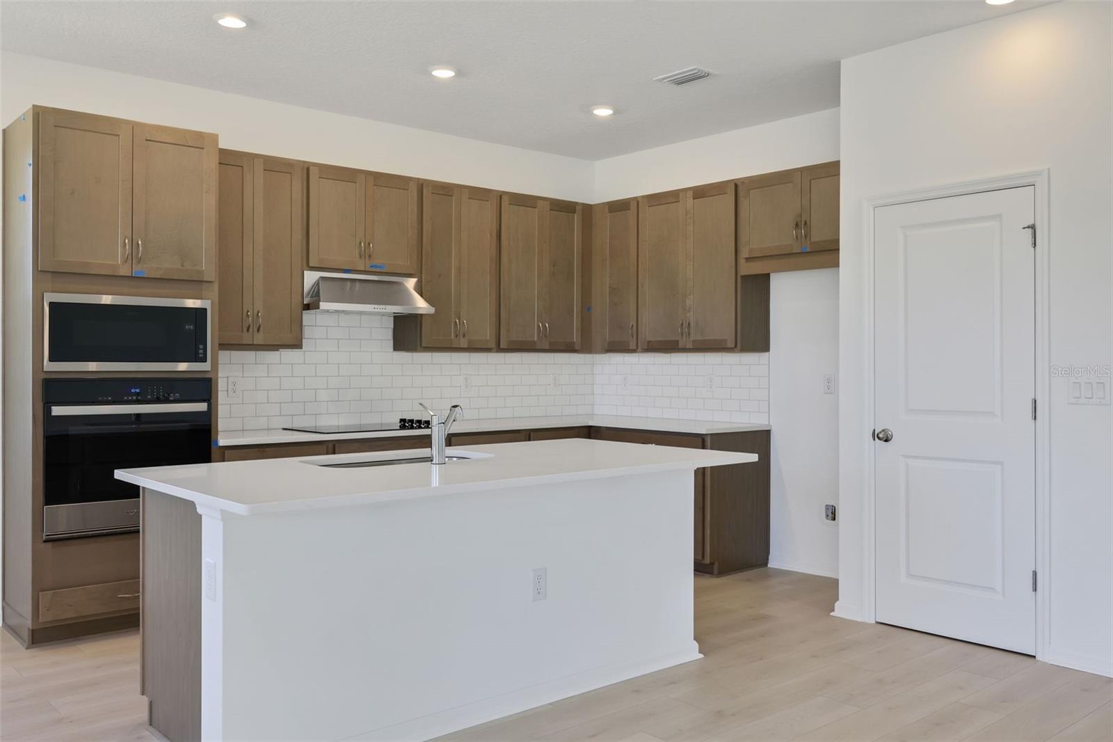 2833 Supermarine Rd Property Photo 11