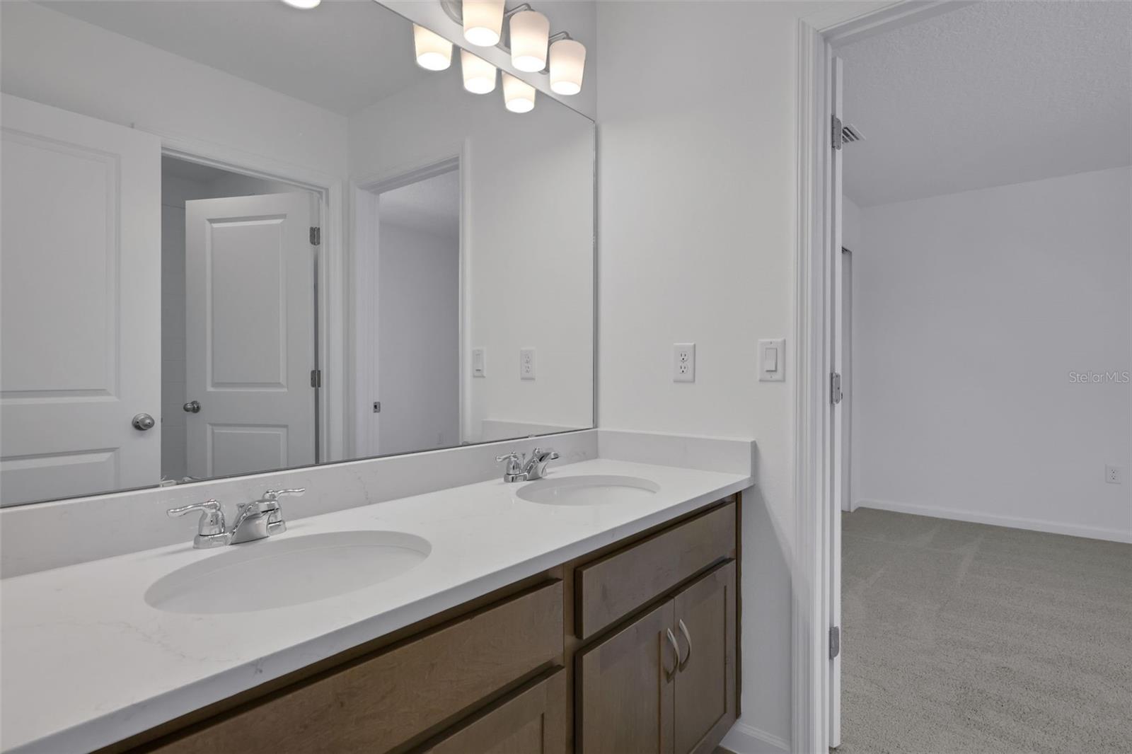 2833 Supermarine Rd Property Photo 25