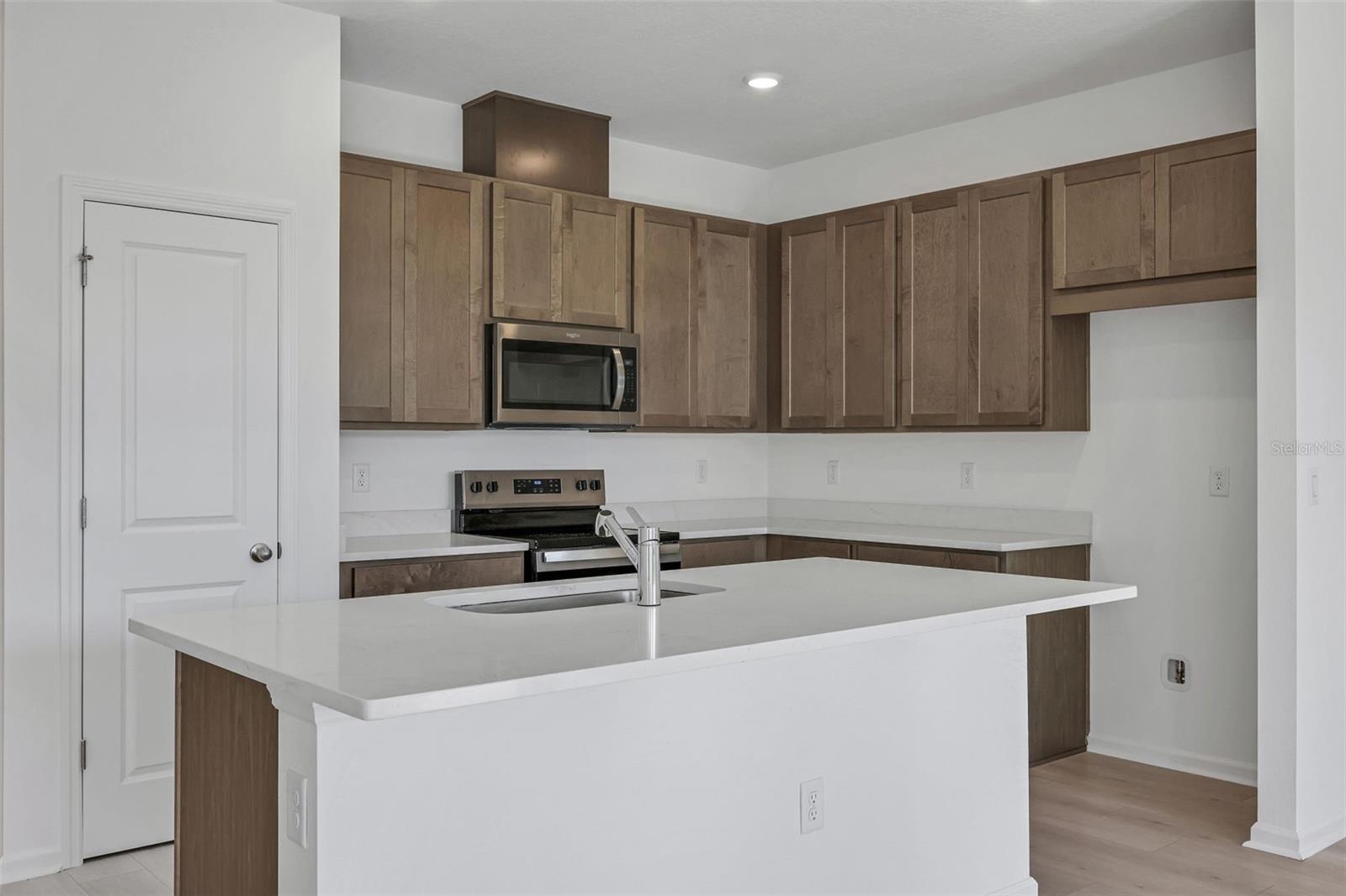 2848 Supermarine Rd Property Photo 7