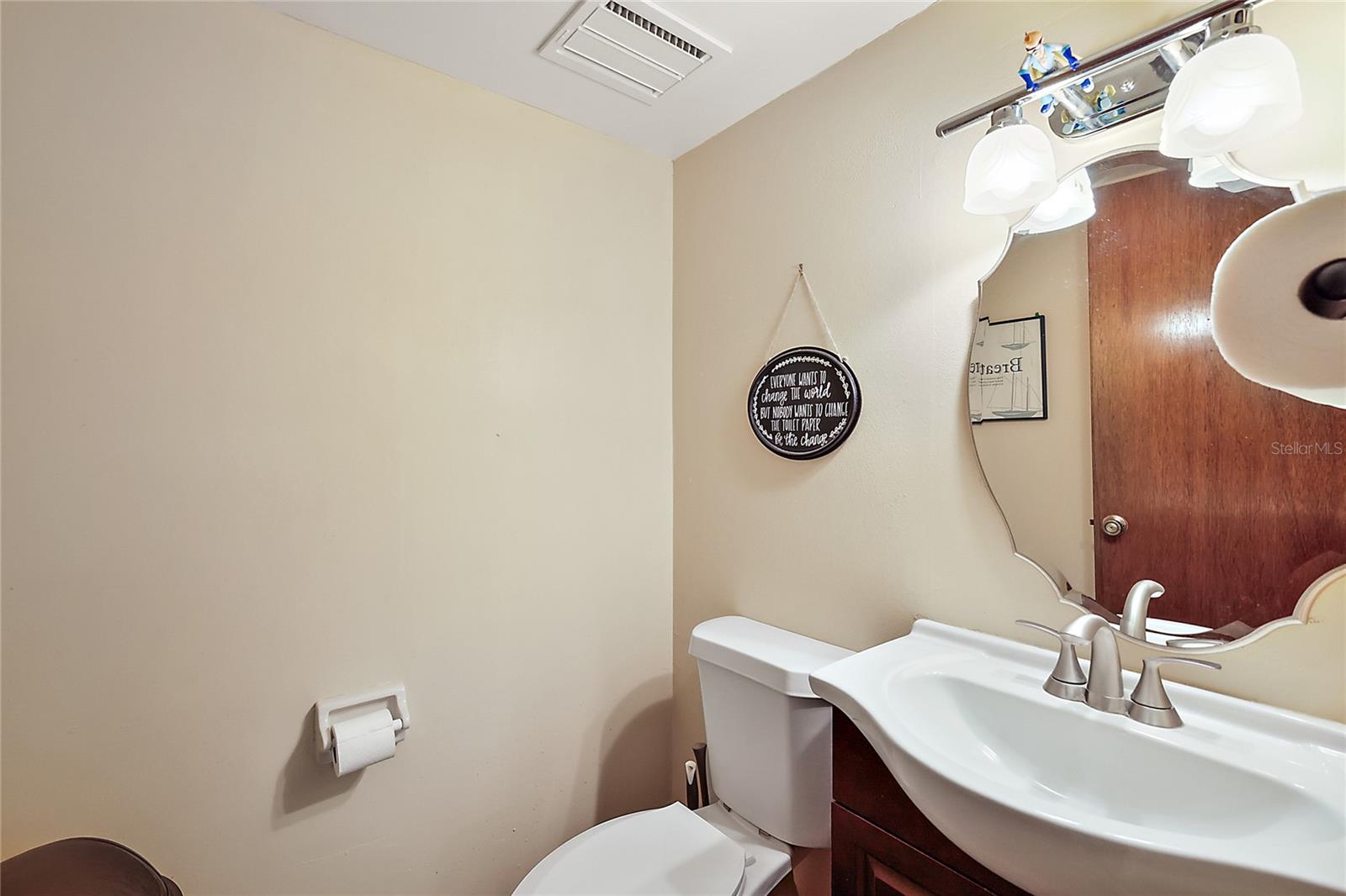 609 W Montrose St Property Photo 19