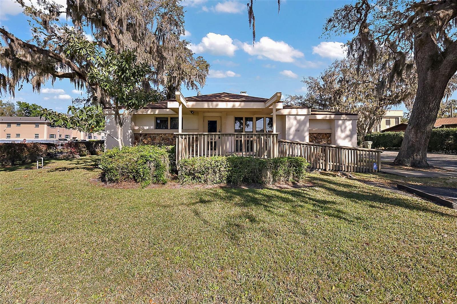 708 Lee St Property Photo 4