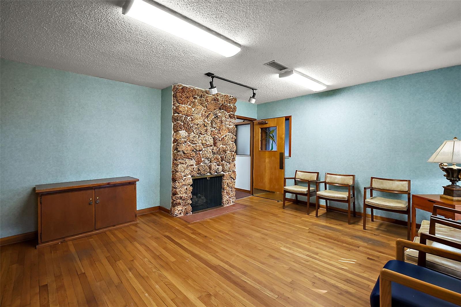 708 Lee St Property Photo 7