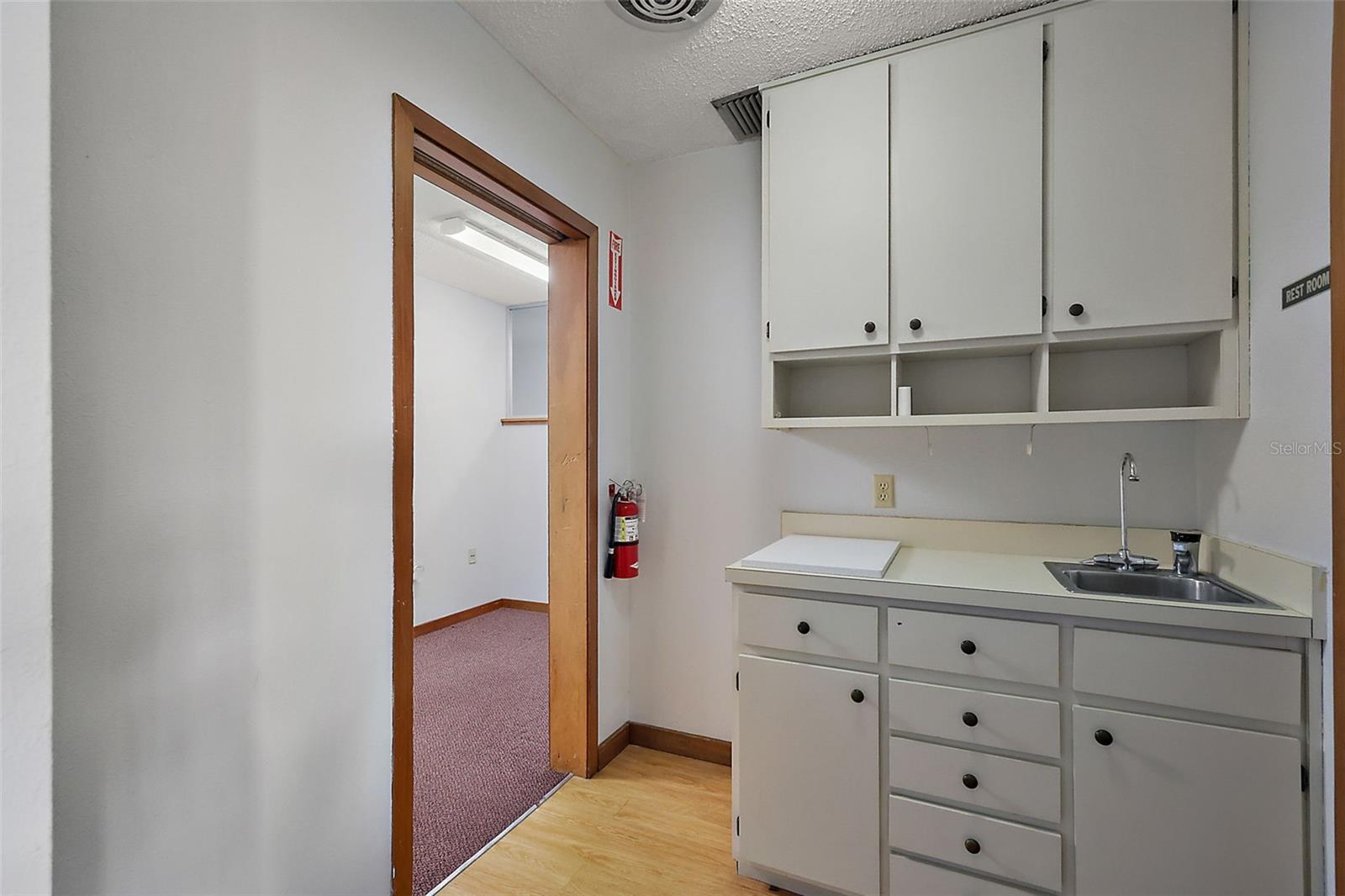 708 Lee St Property Photo 12