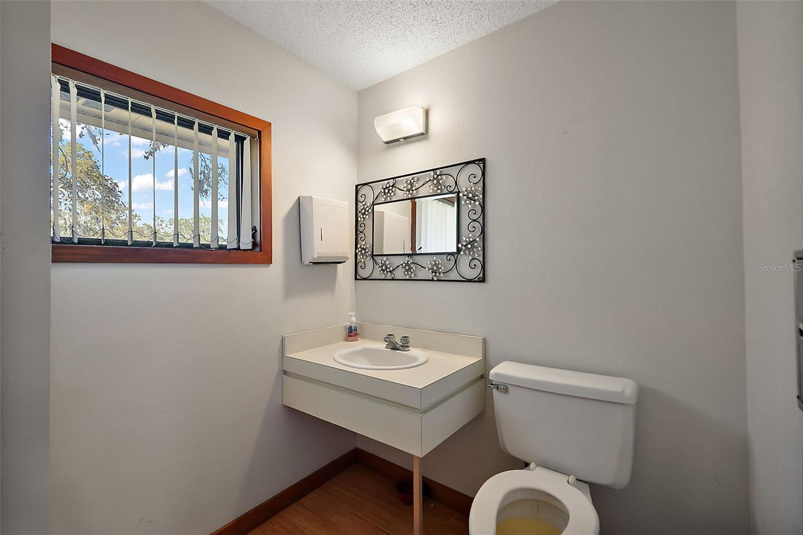 708 Lee St Property Photo 23