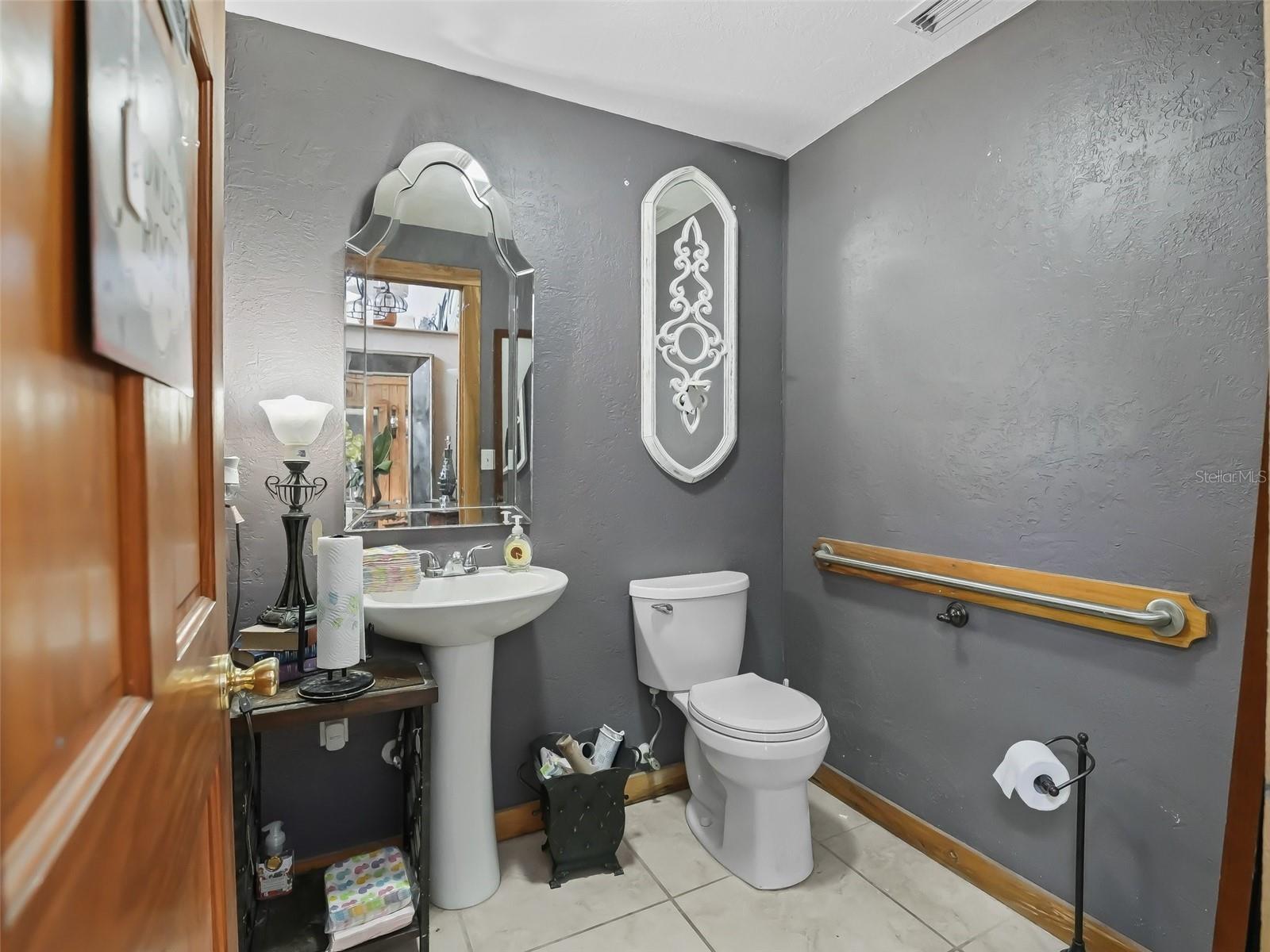 100 S Commercial St Property Photo 16