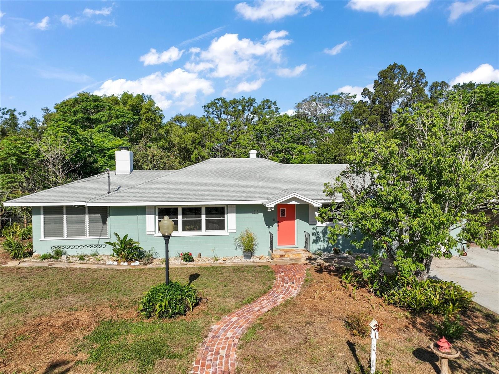 1313 Crestview Dr Property Photo