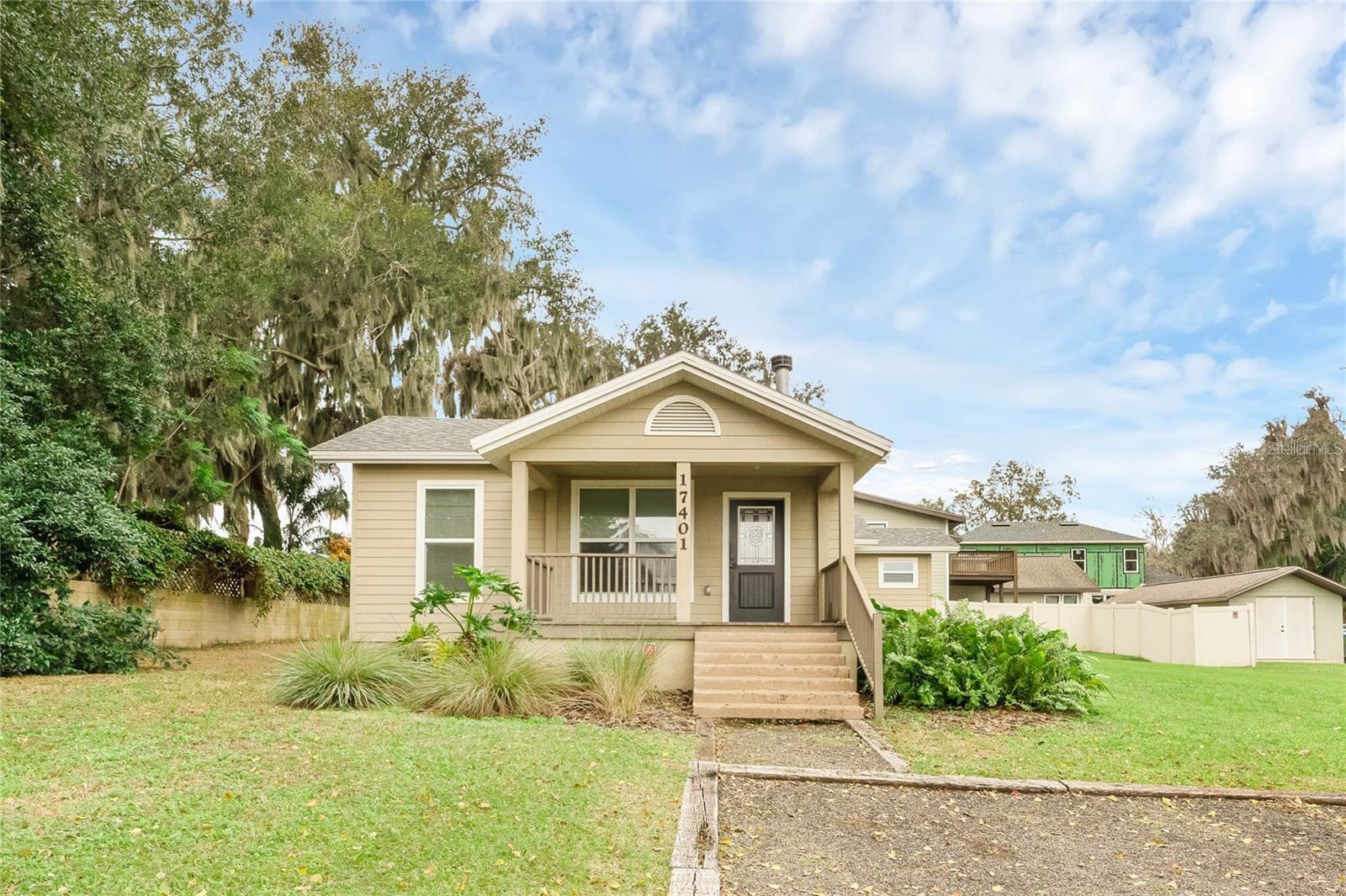 17401 1st St Property Photo