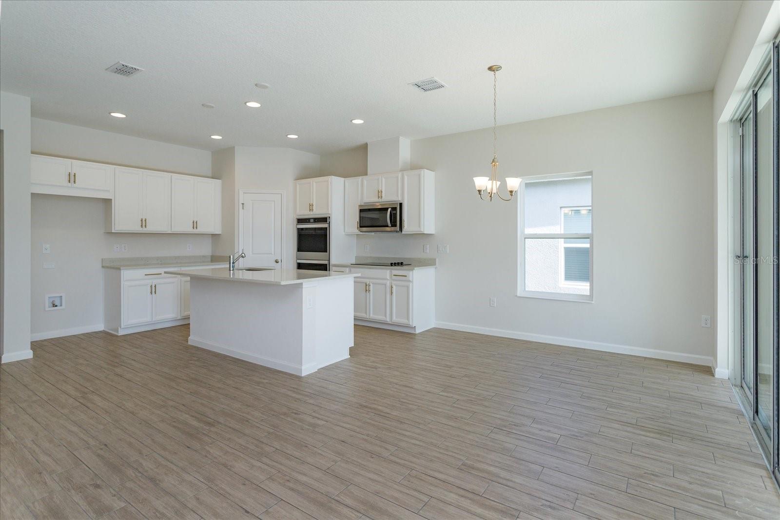 2944 Supermarine Rd Property Photo 4