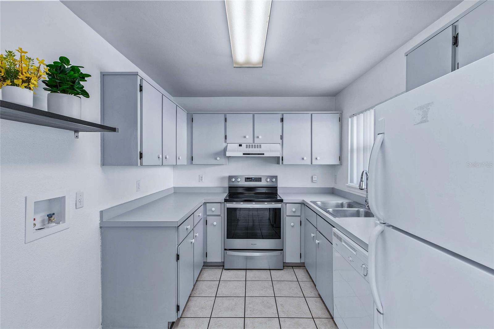 1726 Tropical Ct Property Photo 14