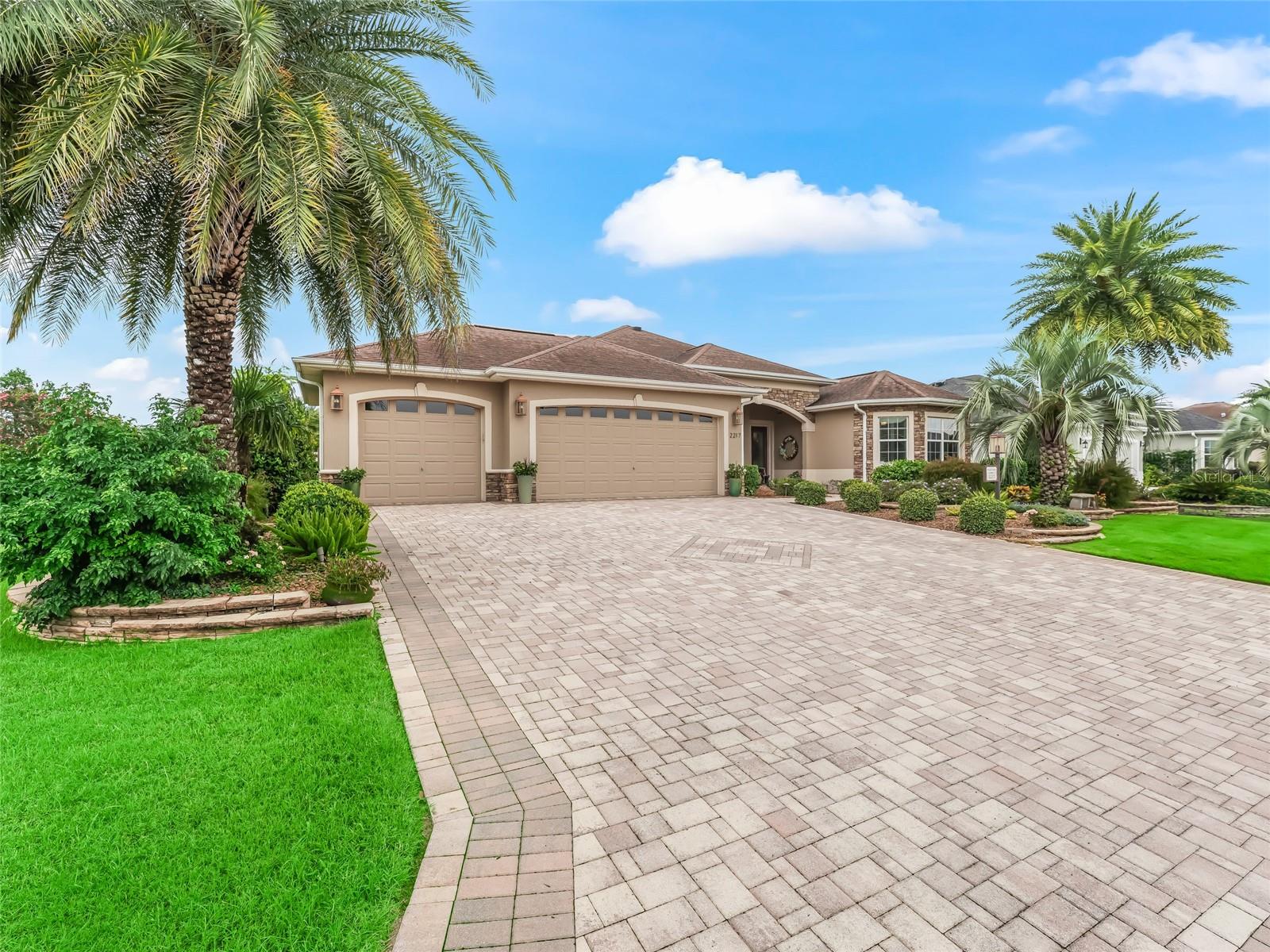 2217 Isleworth Cir Property Photo 1