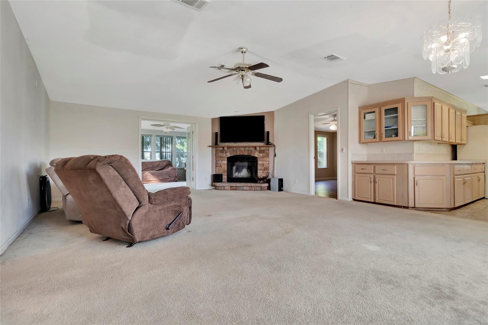 1128 Forest Ln Property Photo 4