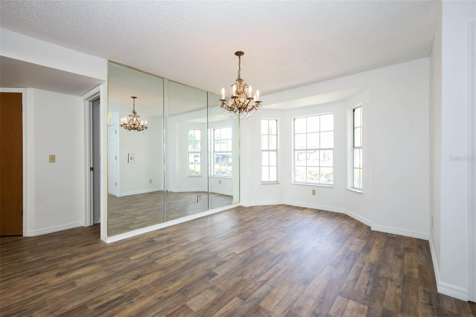 1675 Thornhill Cir Property Photo 3