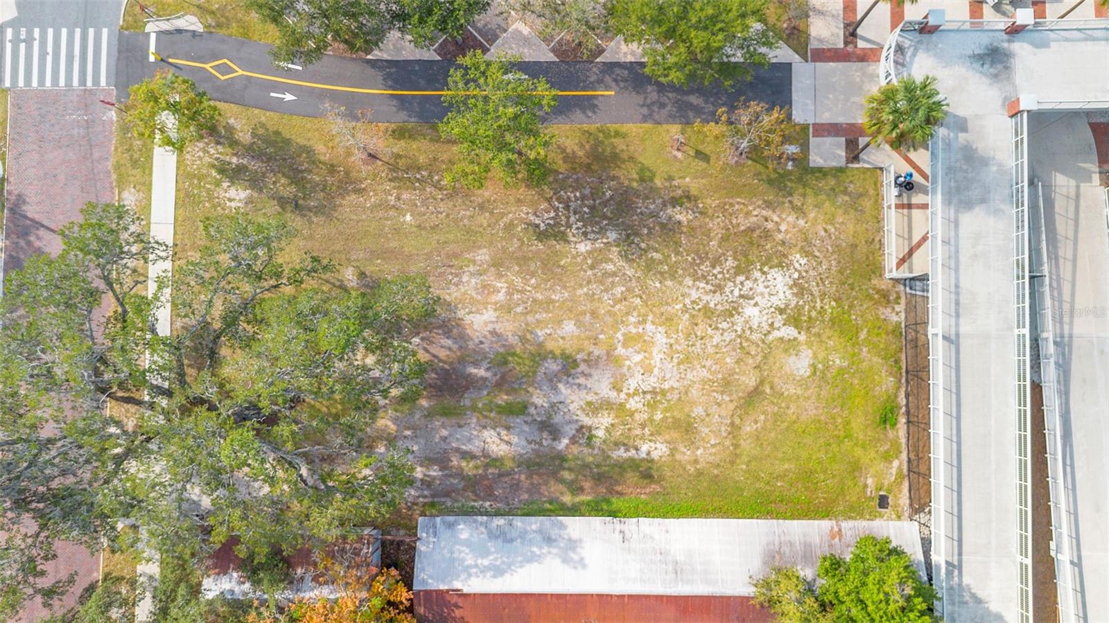 215 E 5th St Property Photo 7