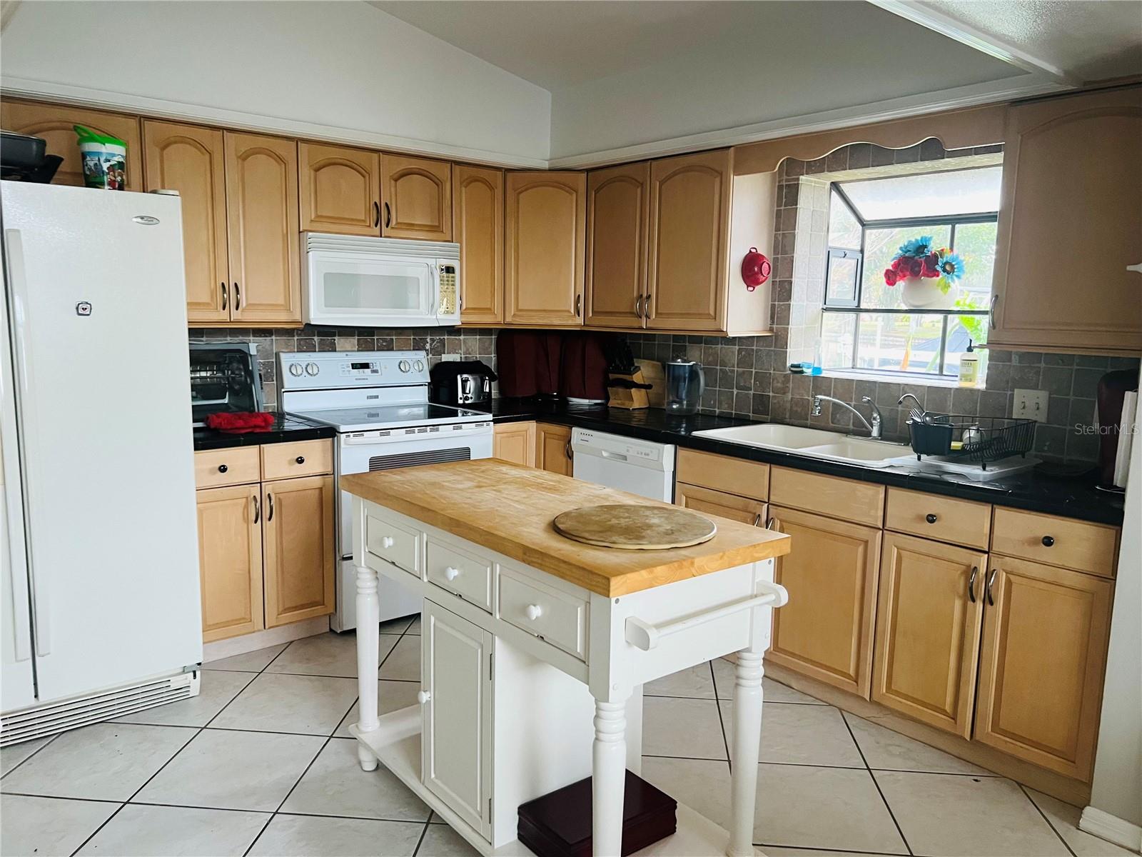 832 Palm Harbor Ct Property Photo 7