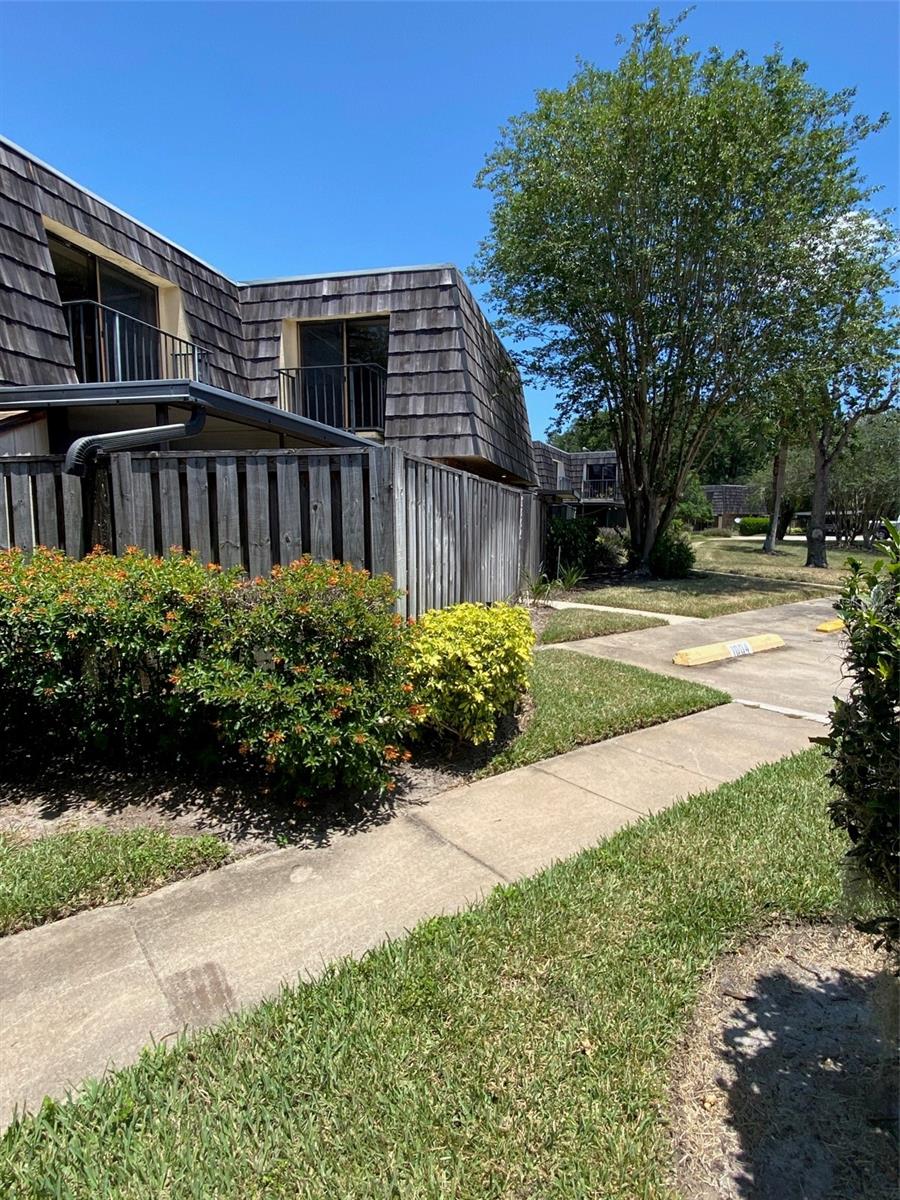 1004 Royal Oak Blvd Property Photo 1