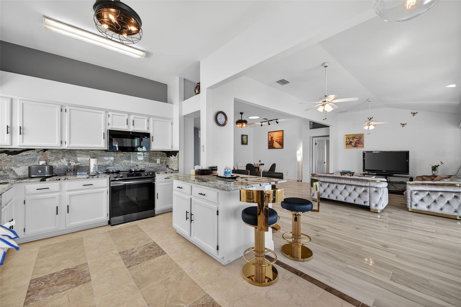 411 Del Mar Dr Property Photo 4