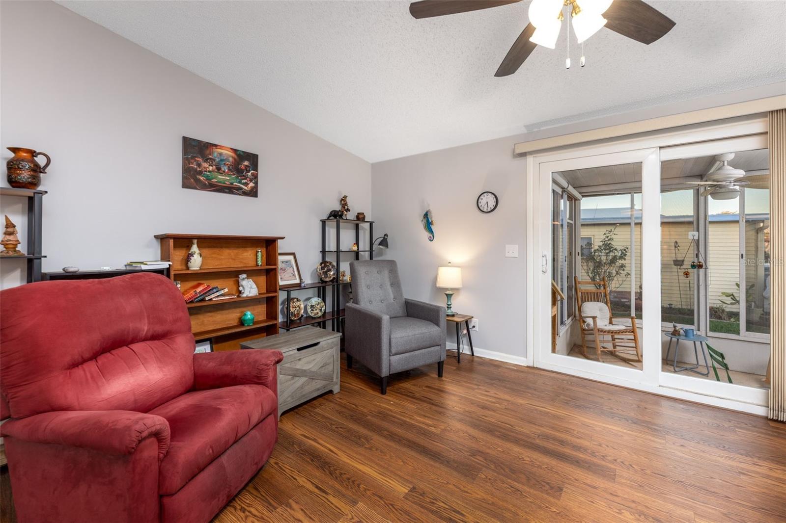 605 Rainbow Blvd Property Photo 4