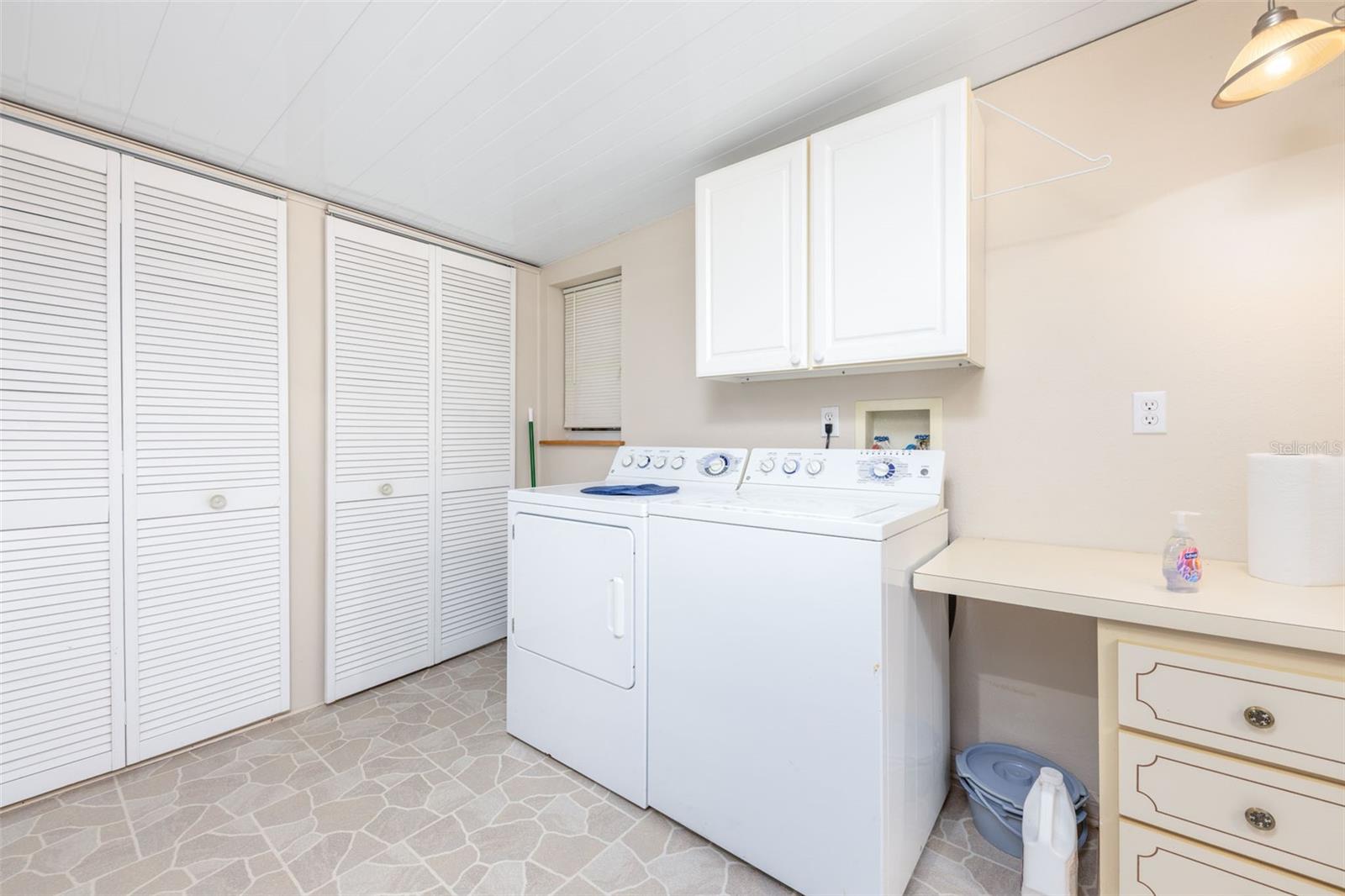 605 Rainbow Blvd Property Photo 13