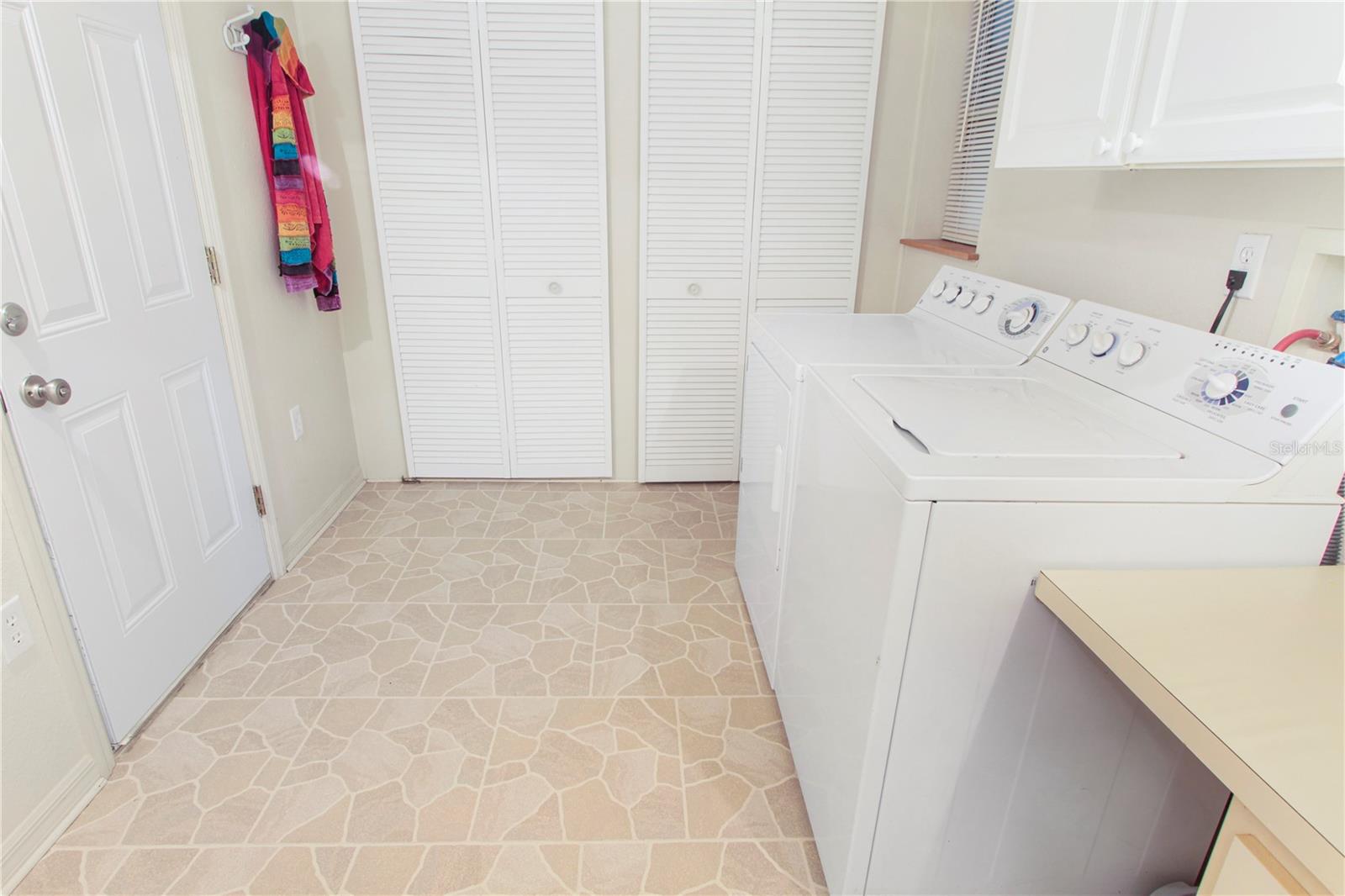 605 Rainbow Blvd Property Photo 26