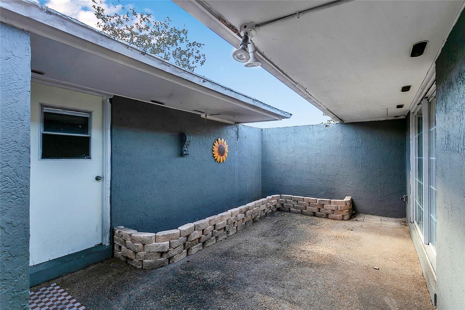 561 E Orange St Property Photo 3