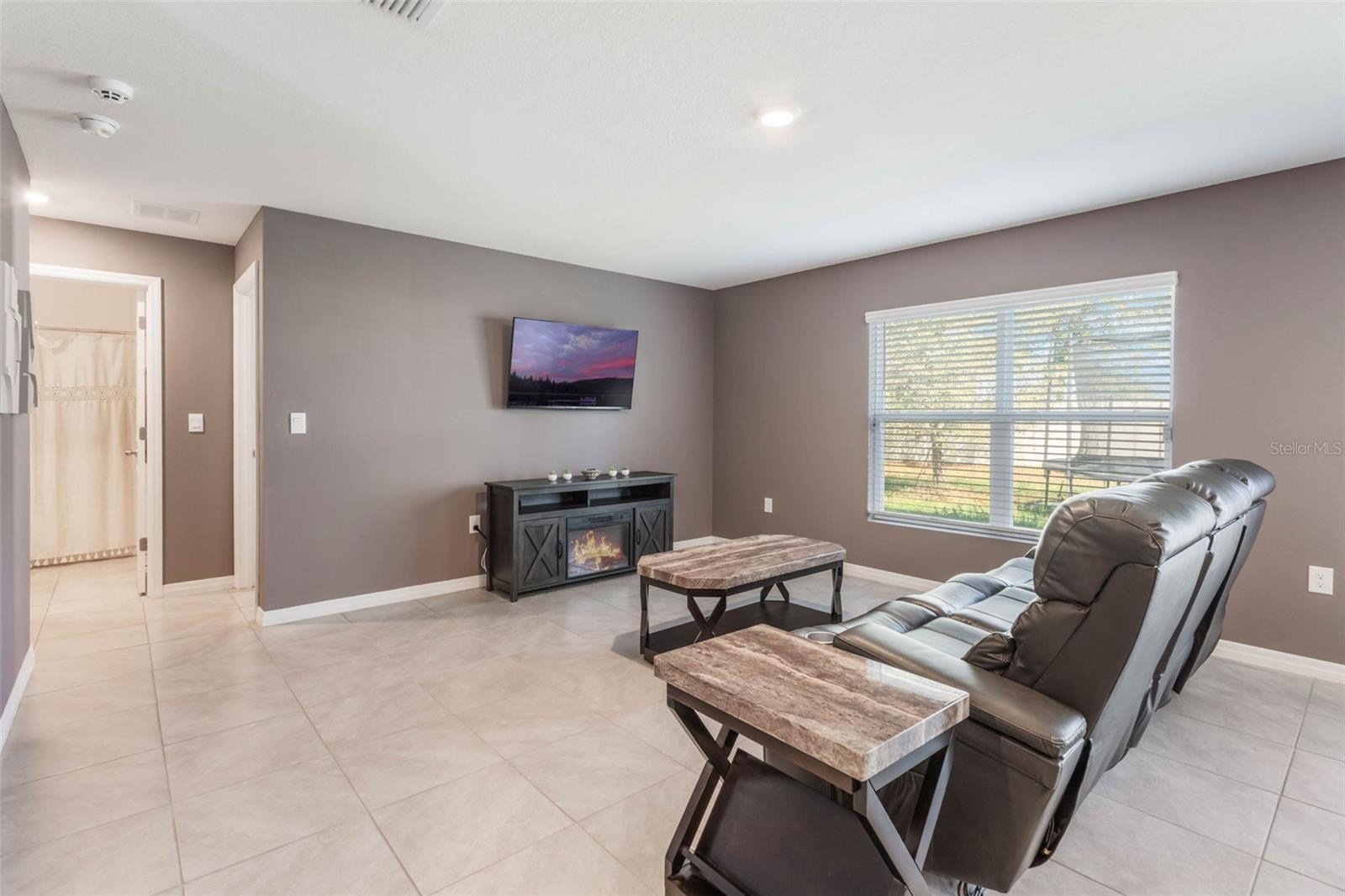 8595 Triumph Cir Property Photo 6