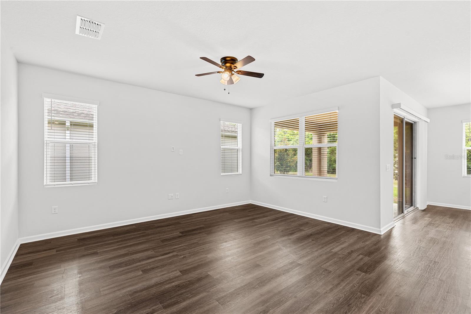 10200 Spring Lake Dr Property Photo 10