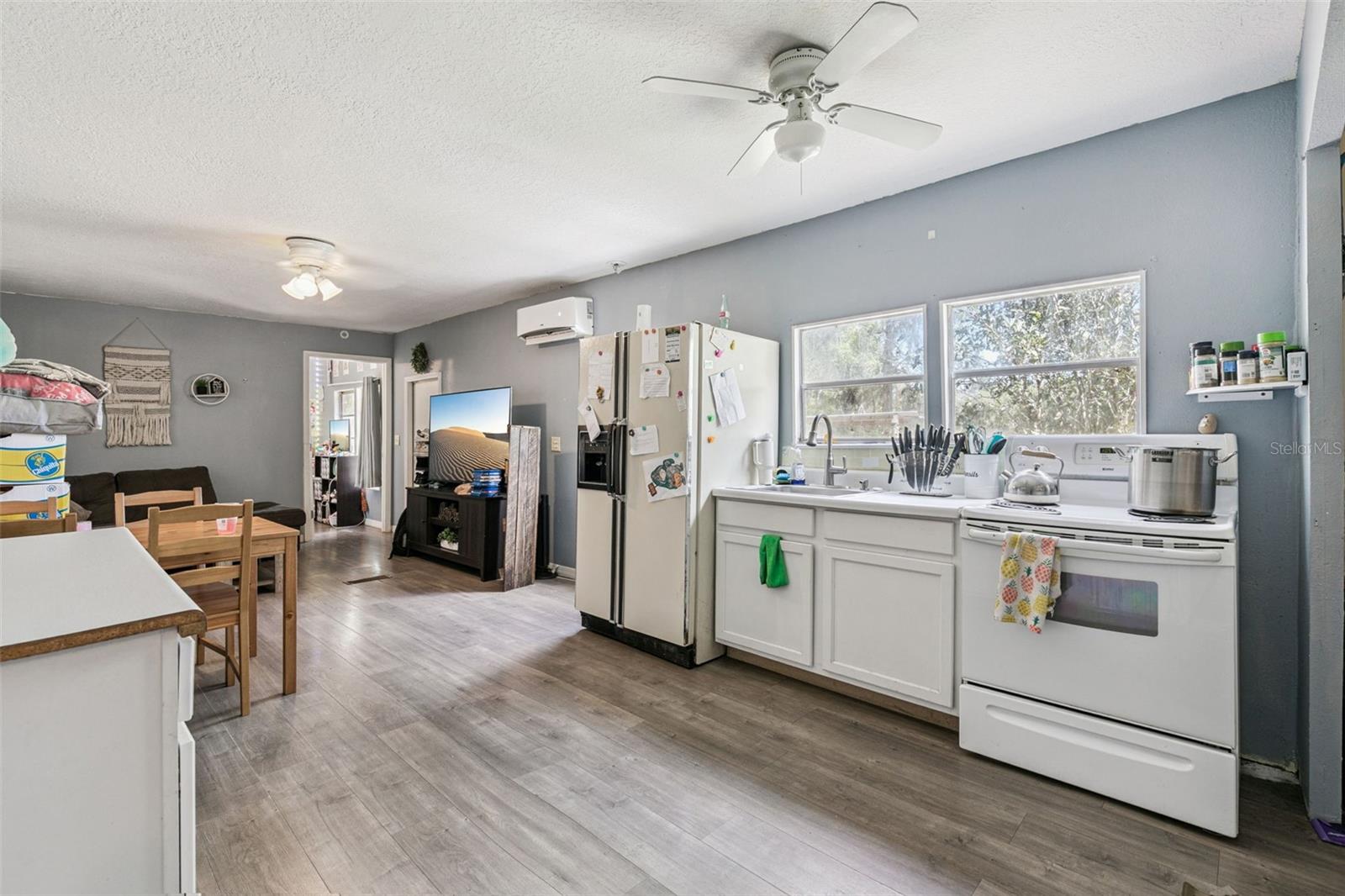 15527 Trousdale St Property Photo 8