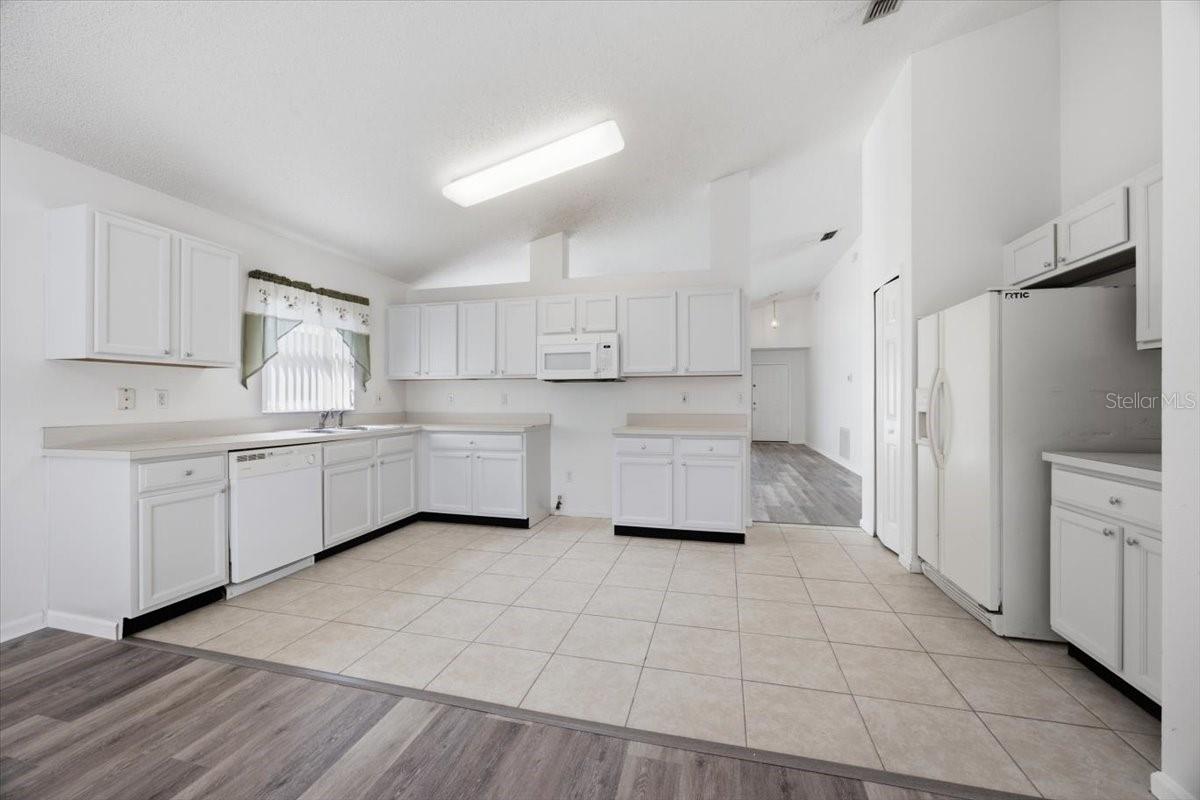 15702 Bay Vista Dr Property Photo 10
