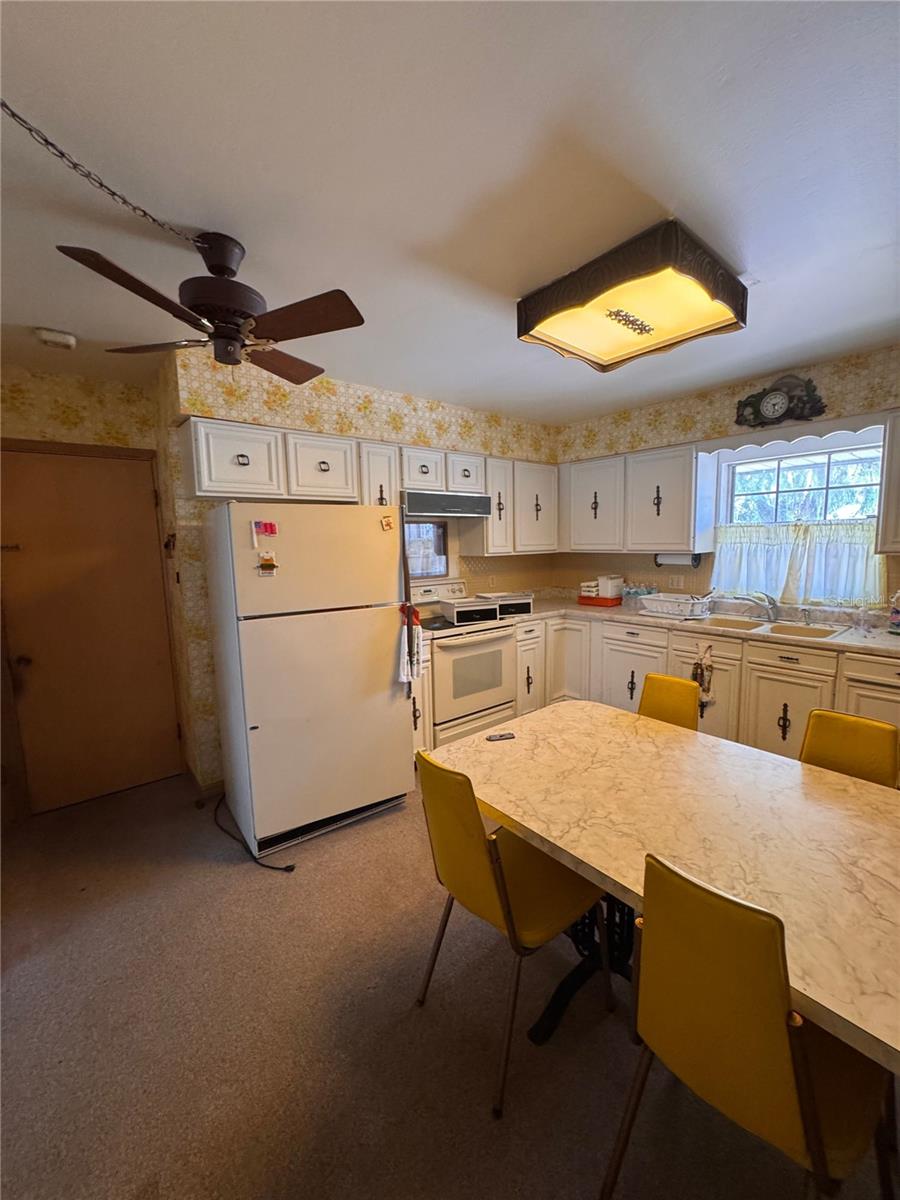 13147 Suburban Ter Property Photo 5