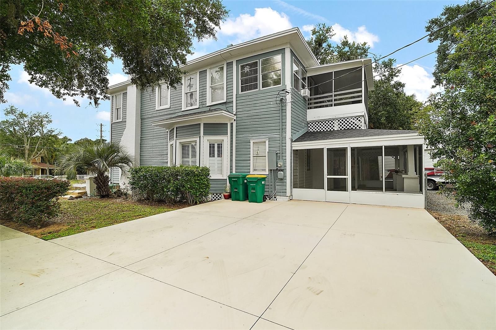 427 S Grove St Property Photo 4