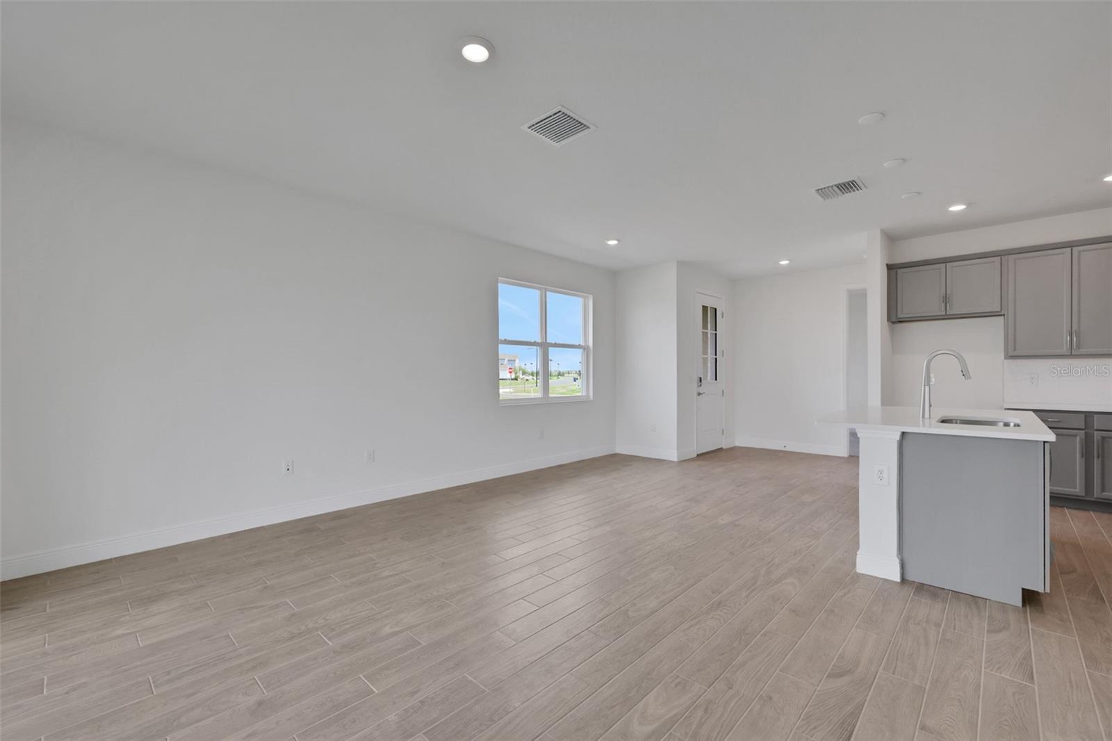 7555 Sea Oak Ct Property Photo 5