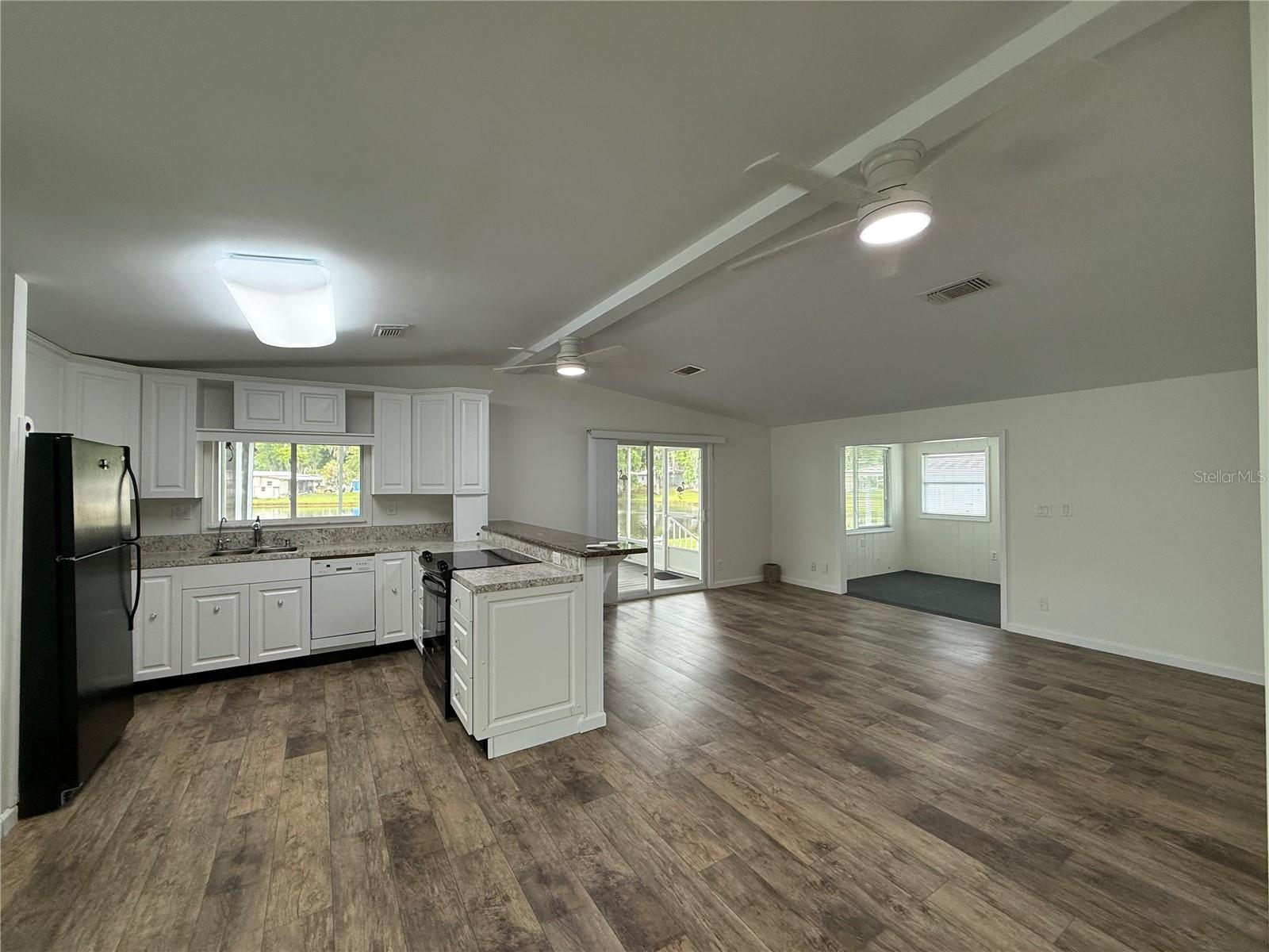 8 Robin Rd Property Photo 5