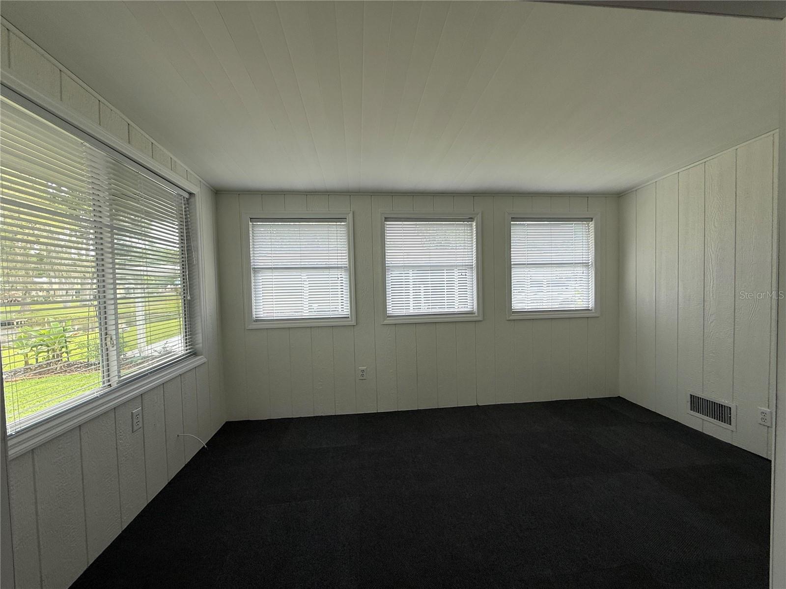 8 Robin Rd Property Photo 29