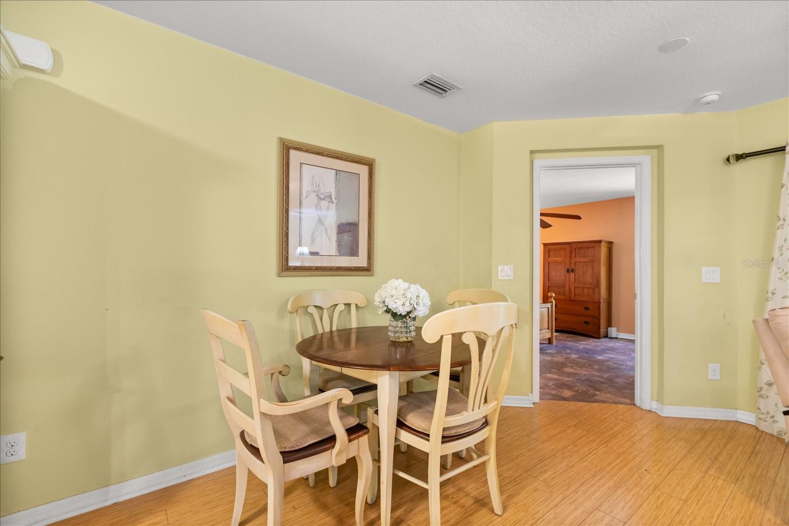 26921 White Plains Way Property Photo 7