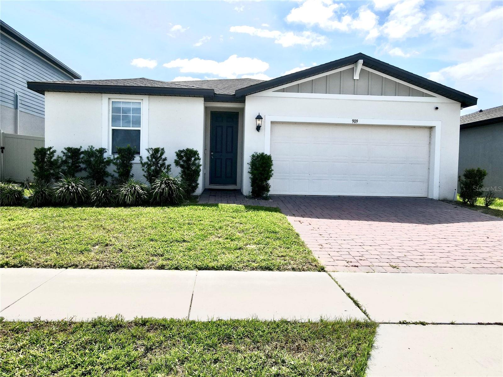 909 CAMBRIDGE DR Property Photo 1