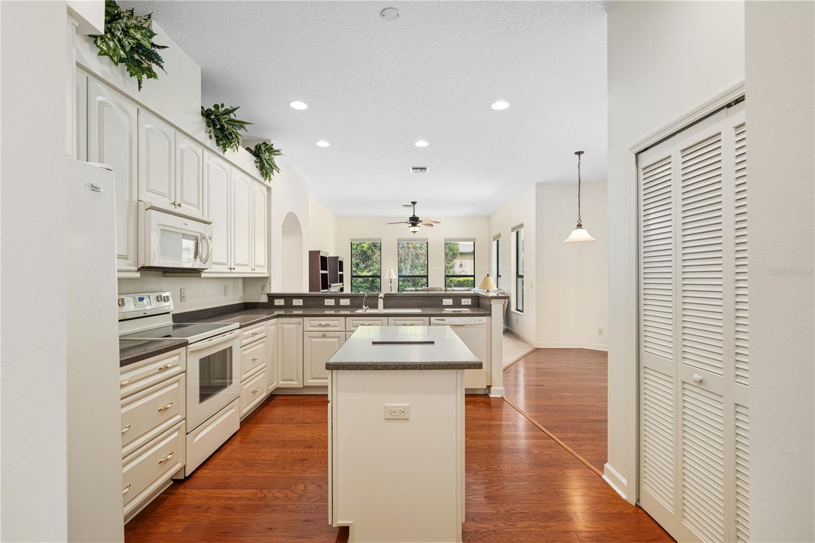 8061 Waterbury Way Property Photo 14