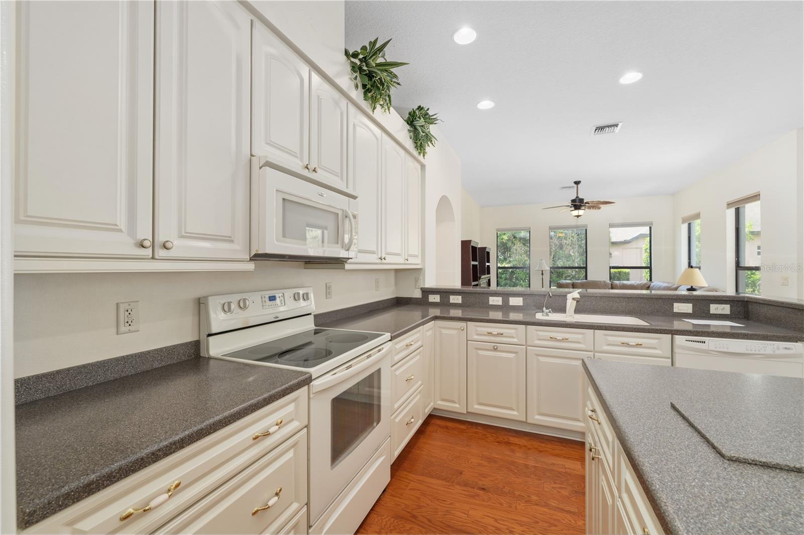8061 Waterbury Way Property Photo 15