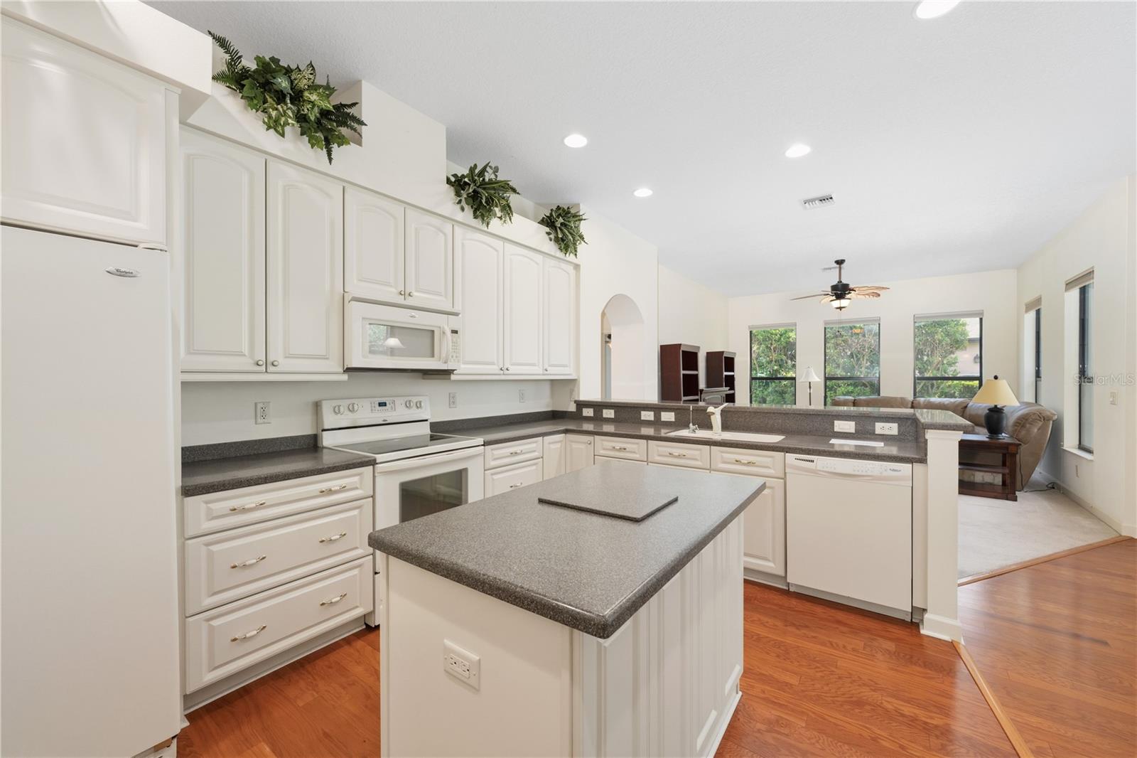 8061 Waterbury Way Property Photo 16